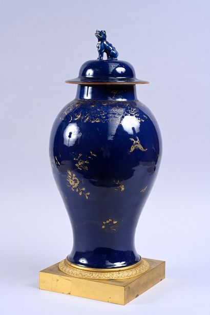 Very large covered vase in powder blue porcelain.
China....