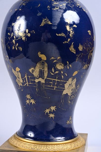 Very large covered vase in powder blue porcelain.
China....