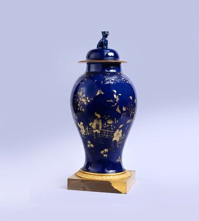 Very large covered vase in powder blue porcelain.
China....
