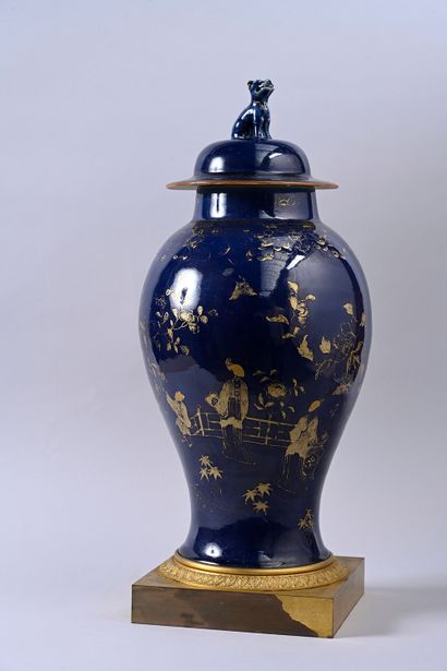 Very large covered vase in powder blue porcelain.
China....