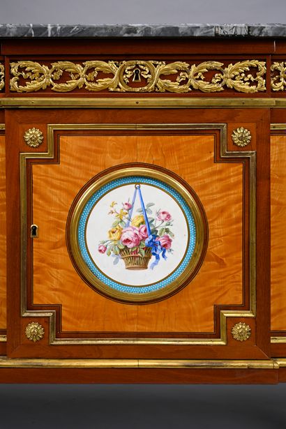 Mahogany and lemon-tree veneered chest of...