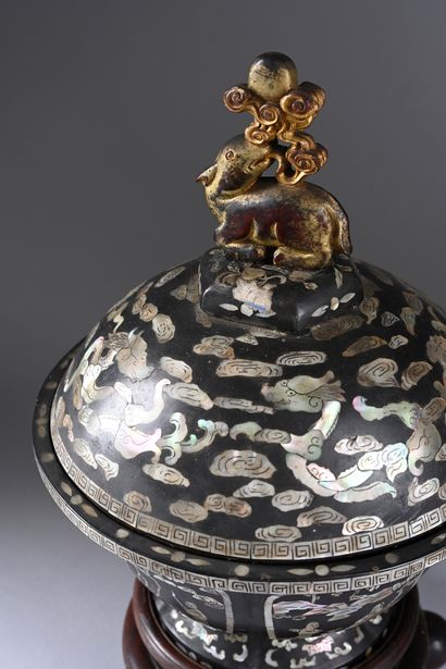 CHINA, Kangxi period 
Covered lacquer bowl...