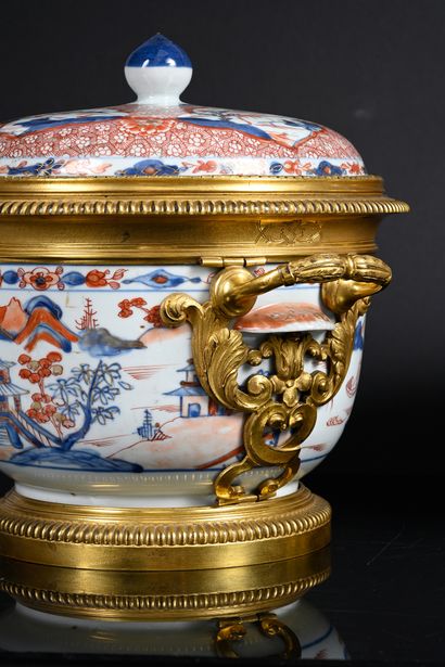 . Important pair of covered porcelain bowls...