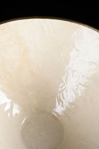 CHINA, Song Dynasty
Stoneware bowl, dingyao
Mounted...