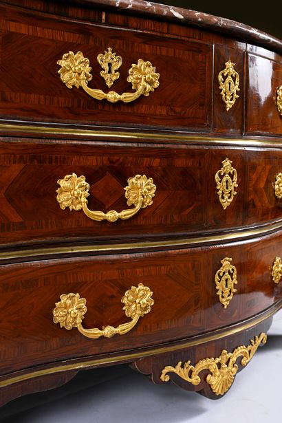 Wood and marquetry chest of drawers opening...