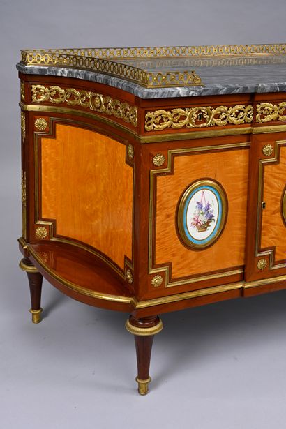 Mahogany and lemon-tree veneered chest of...