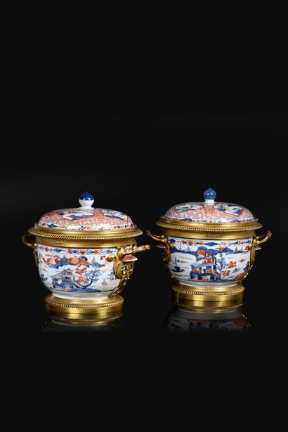 . Important pair of covered porcelain bowls...