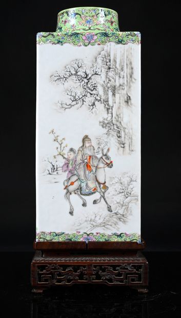 CHINA, Qing Dynasty, 18th century
Rare porcelain...