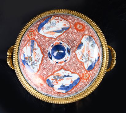 . Important pair of covered porcelain bowls...