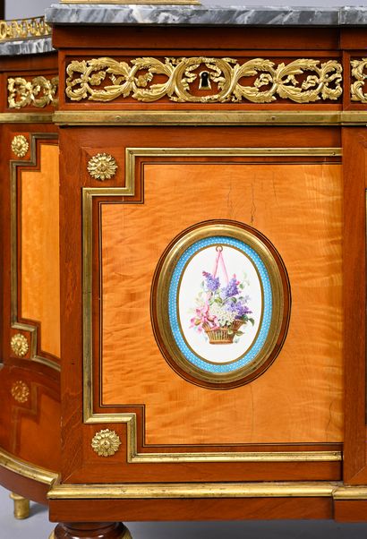 Mahogany and lemon-tree veneered chest of...