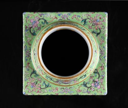 CHINA, Qing Dynasty, 18th century
Rare porcelain...