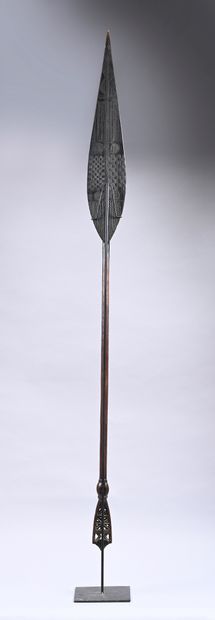 Ancient Itsekiri paddle : Jekri, Nigeria...