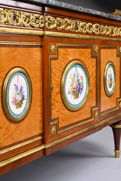 Mahogany and lemon-tree veneered chest of...