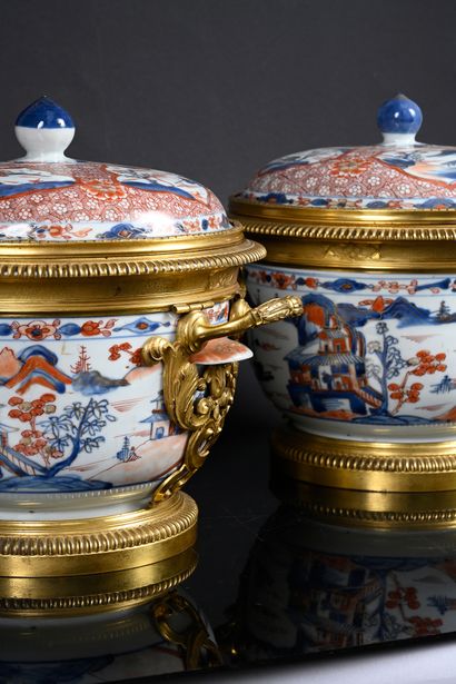 . Important pair of covered porcelain bowls...