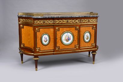 Mahogany and lemon-tree veneered chest of...