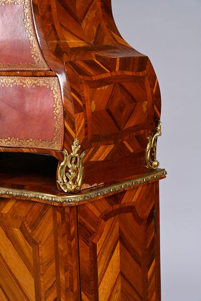 Violoné-shaped cardboard clock cabinet, with...