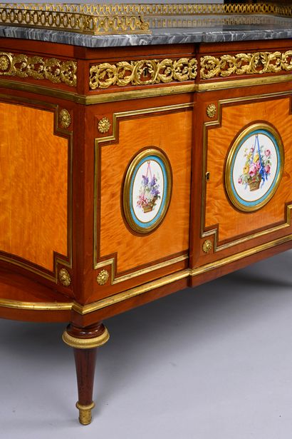Mahogany and lemon-tree veneered chest of...
