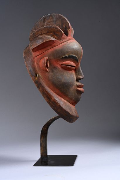 Punu mask Gabon
Wood, natural red padouk...