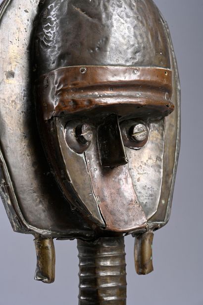 Reliquary Kota, Gabon
Metal, wood - Plinth
Dimensions:...