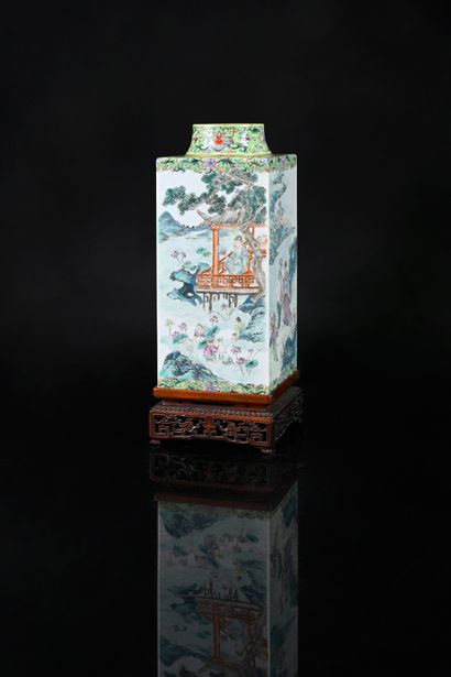 CHINA, Qing Dynasty, 18th century
Rare porcelain...