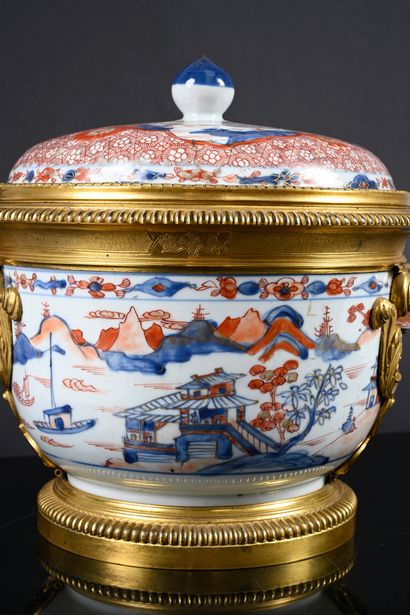 . Important pair of covered porcelain bowls...