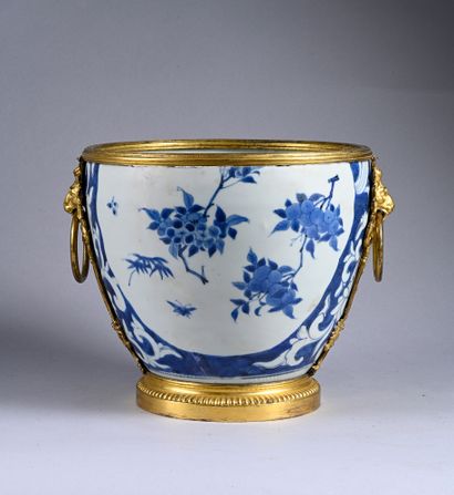 Chinese blue porcelain bowl decorated with...