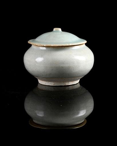 CHINA, Song Dynasty
Stoneware covered pot
Circular...