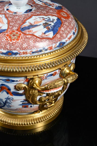 . Important pair of covered porcelain bowls...