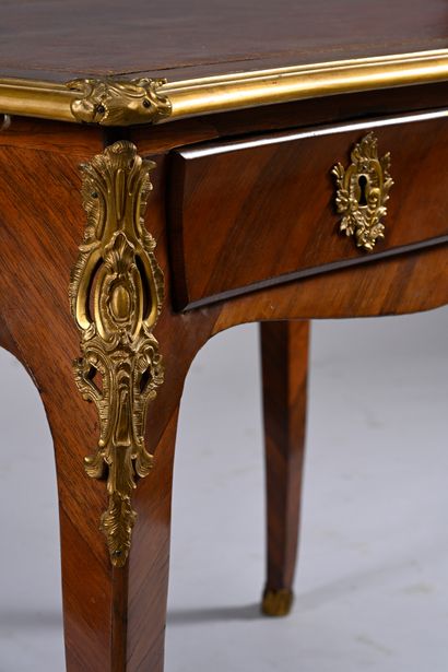 Mahogany veneered writing table, with a curved...