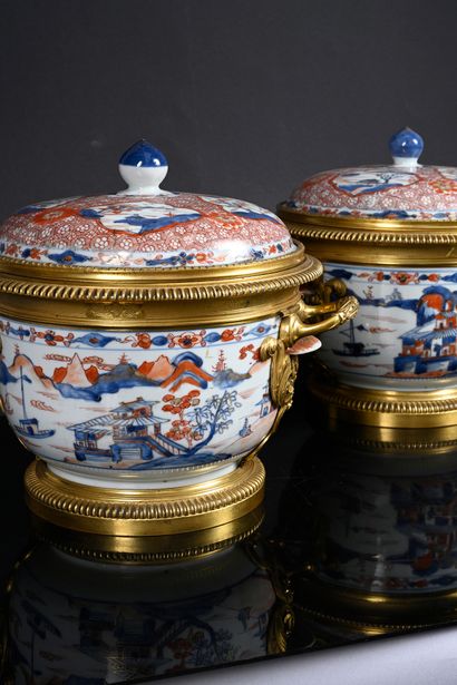 . Important pair of covered porcelain bowls...