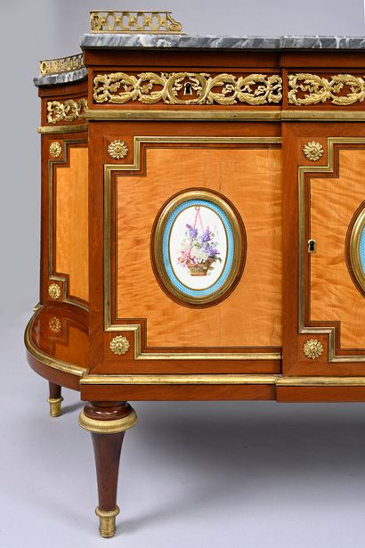 Mahogany and lemon-tree veneered chest of...