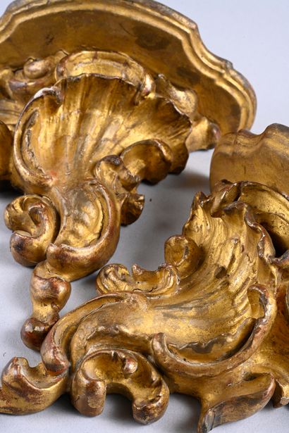 Pair of wall brackets in molded wood, 
Rocaille...