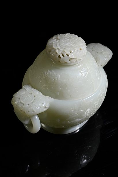 CHINA, 18th century
Rare and important covered...