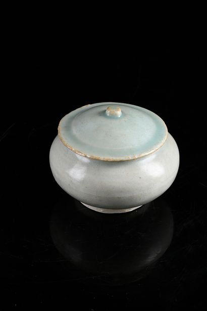 CHINA, Song Dynasty
Stoneware covered pot
Circular...