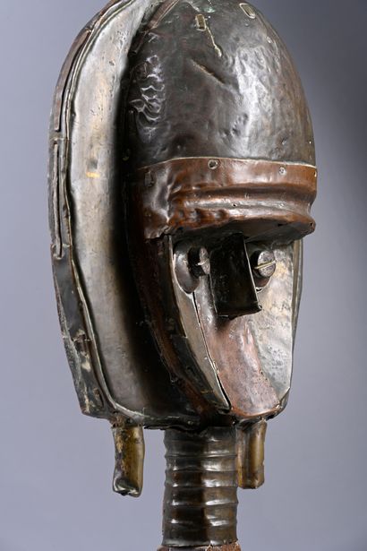 Reliquary Kota, Gabon
Metal, wood - Plinth
Dimensions:...
