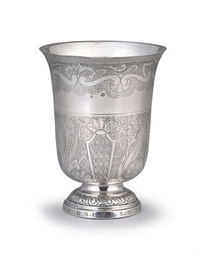Timbale en argent de forme tulipe, reposant...