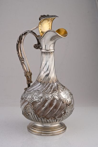 Carafe en verre blanc à motif de godrons...