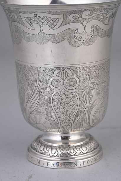 Timbale en argent de forme tulipe, reposant...