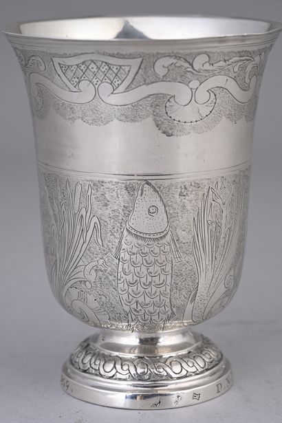 Timbale en argent de forme tulipe, reposant...