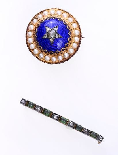 Ensemble de quatre broches dont :
Une broche...