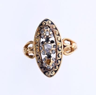 Bague navette en or jaune 750°° et émaillée...