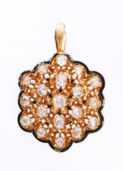 Pendentif en or jaune 750°° ajouré de forme...