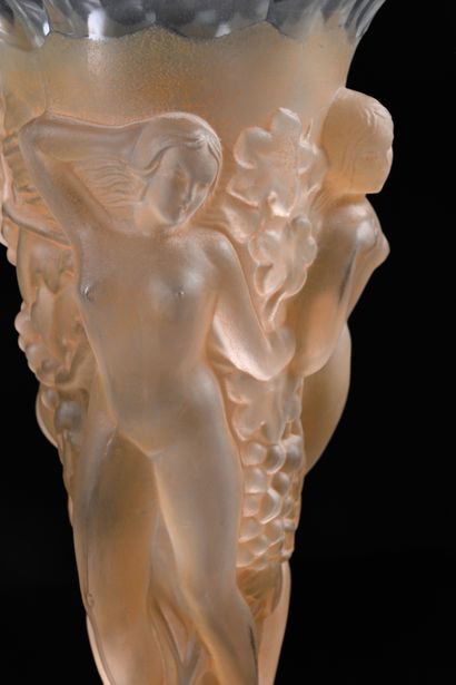 Dans le goût de LALIQUE, XXe siècle
Vase...