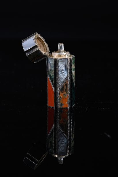 Flacon de parfums en argent 800°° à décor...