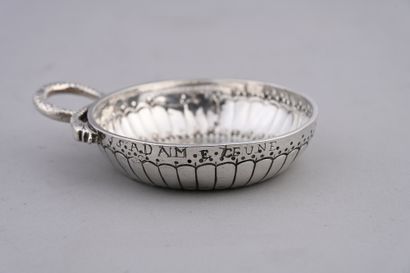 Tasse à vin en argent, le corps ciselé de...