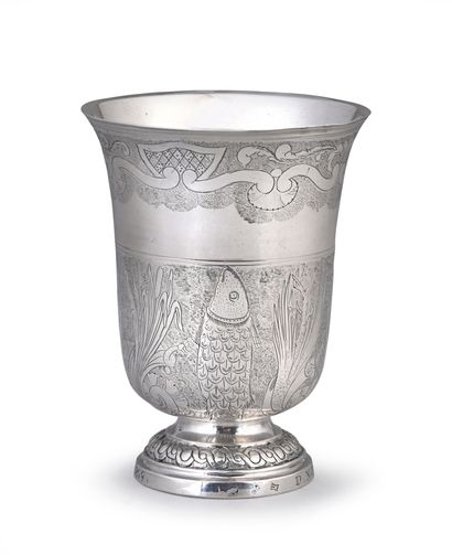 Timbale en argent de forme tulipe, reposant...