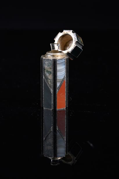 Flacon de parfums en argent 800°° à décor...