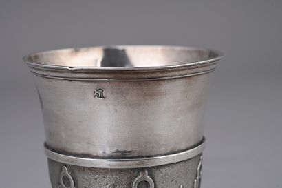 Timbale en argent de forme tulipe, le pied...