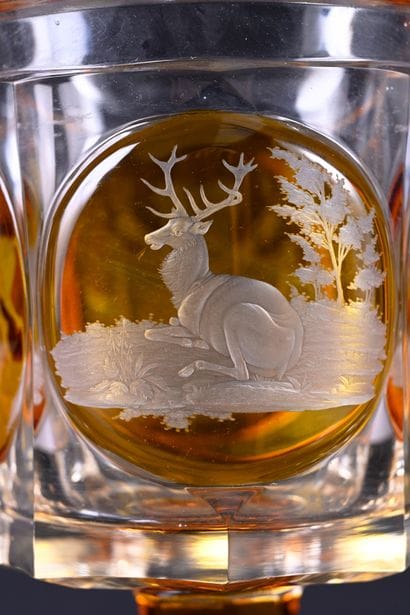 Gobelet à pied en cristal de bohême taillé...