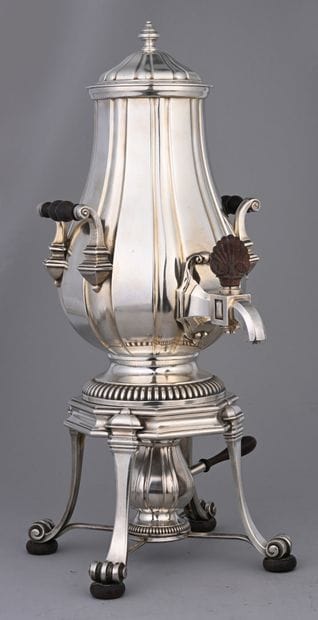 Un samovar en métal argenté, à pans coupés,...